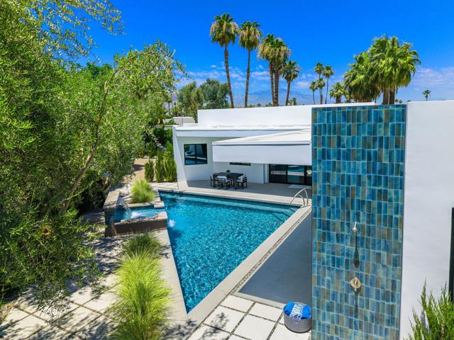 74846 Fox Hills Court, Palm Desert CA: https://media.crmls.org/mediaz/0c613b7f-e19f-466b-aec7-eefa707fe12c.jpg