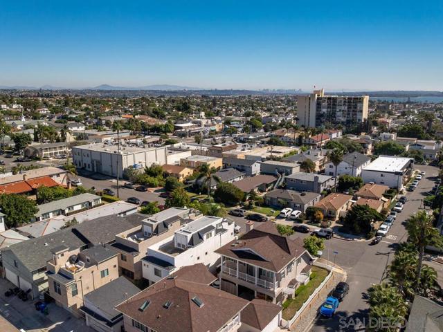 938 Opal St, San Diego CA: https://media.crmls.org/mediaz/0c6187c4-27fb-4423-a236-e5d336609f79.jpg