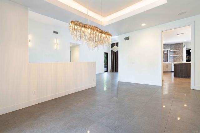 Detail Gallery Image 6 of 22 For 410 Milagrosa Cir, Chula Vista,  CA 91910 - 5 Beds | 4/1 Baths