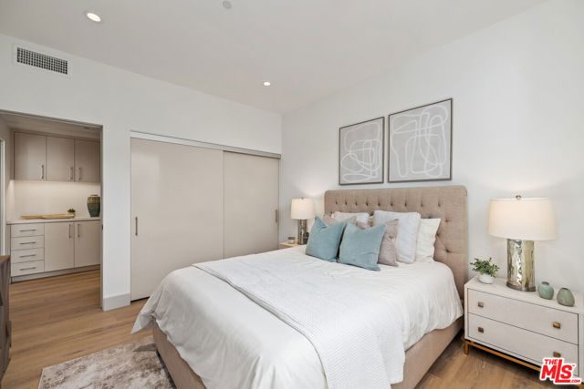 130 S Sepulveda Boulevard, Los Angeles CA: https://media.crmls.org/mediaz/0c6379b7-bb52-4796-87c6-6bc138019797.jpg