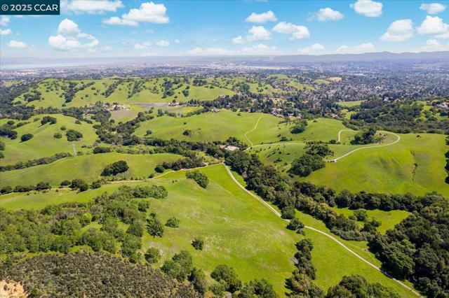 3121 Del Oceano Dr, Lafayette CA: https://media.crmls.org/mediaz/0c639584-72b1-4f0c-91f8-7fb93c199de7.jpg