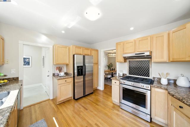 3357 Jordan Rd, Oakland CA: https://media.crmls.org/mediaz/0c64812b-dbbc-45aa-98af-66b030697af4.jpg