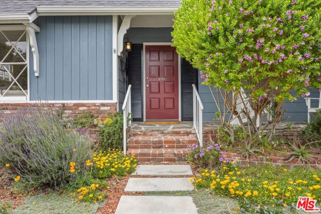 11121 Franklin Avenue, Culver City CA: https://media.crmls.org/mediaz/0c64f9dd-0247-46e1-acd8-5851c38527a9.jpg