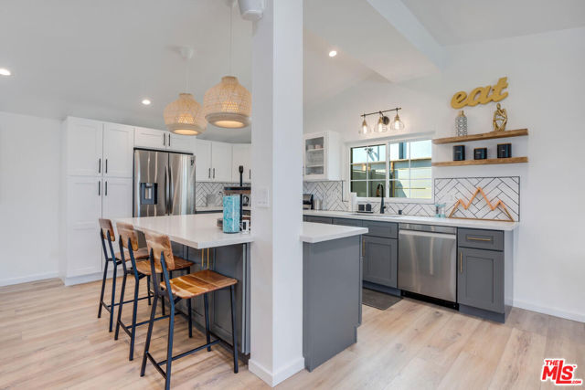5835 Mcdonie Avenue, Woodland Hills CA: https://media.crmls.org/mediaz/0c65239b-711d-44e3-b66a-c6fb0bb8307b.jpg