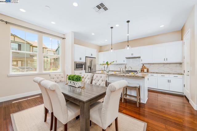 4069 Chalk Hill Way, Dublin CA: https://media.crmls.org/mediaz/0c659cc4-ce8c-4317-92c5-1750e45e9eb1.jpg