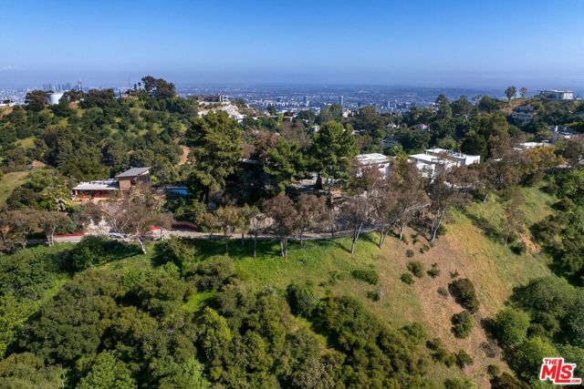 8811 Wonderland Avenue, Los Angeles CA: https://media.crmls.org/mediaz/0c65be16-cdb4-430d-8990-22c285208856.jpg