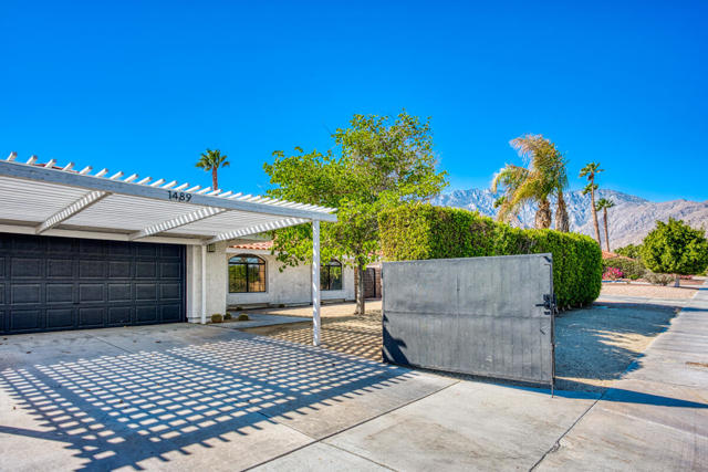 1489 E Francis Drive, Palm Springs CA: https://media.crmls.org/mediaz/0c660cca-b843-49f0-900a-fb0c058975fc.jpg