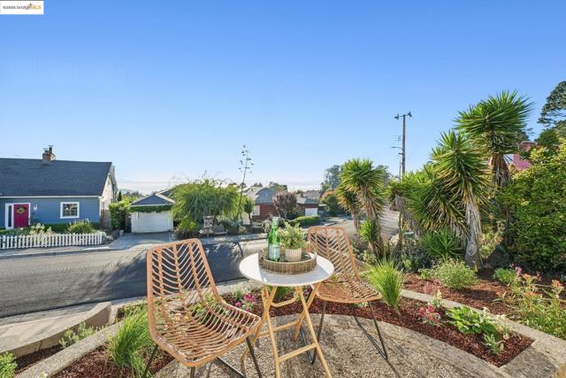 19 Highland Blvd, Kensington CA: https://media.crmls.org/mediaz/0c66645f-fe6b-474a-b2dc-fe86b67f1340.jpg