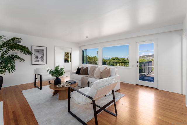 7850 Roseland Dr, La Jolla CA: https://media.crmls.org/mediaz/0c686b52-99bc-472b-8703-5b9104c17f1f.jpg