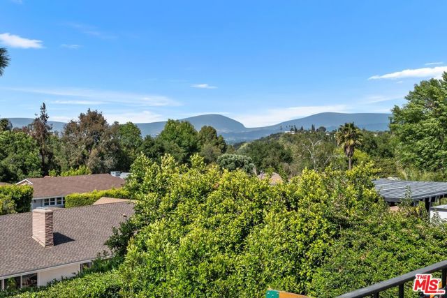 16015 Valley Wood Road, Sherman Oaks CA: https://media.crmls.org/mediaz/0c68de26-0bf1-4d40-8ebd-d7f9a20f9c1b.jpg