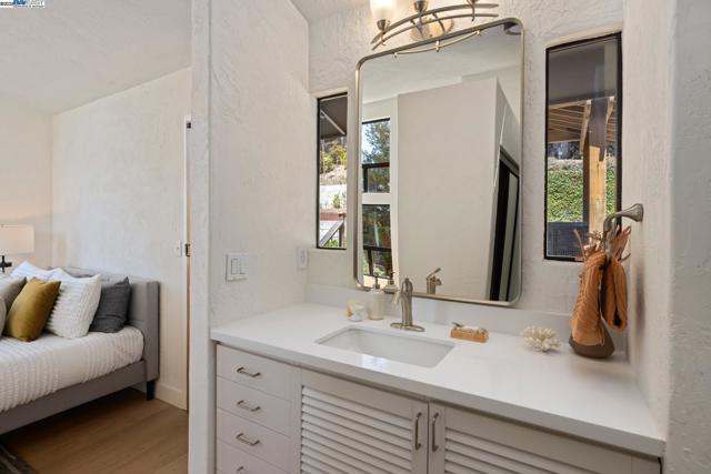 5708 Colton Blvd, Oakland CA: https://media.crmls.org/mediaz/0c699bbe-10f3-46b5-9068-528f50dc3364.jpg