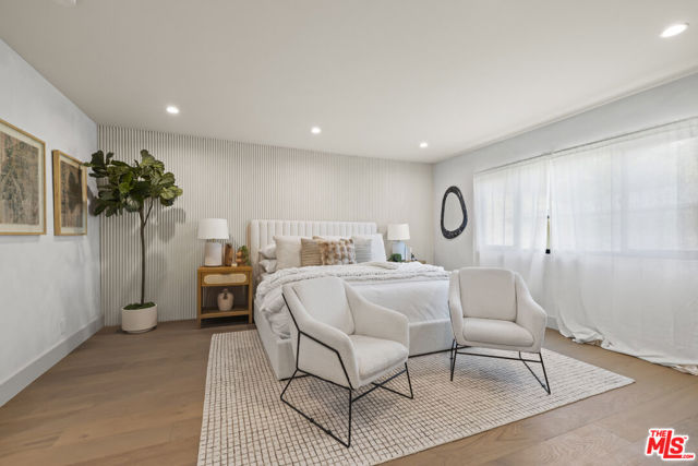 11268 Dona Lola Drive, Studio City CA: https://media.crmls.org/mediaz/0c6a3a13-d7b0-41a1-9bc0-bf2701f6cfad.jpg