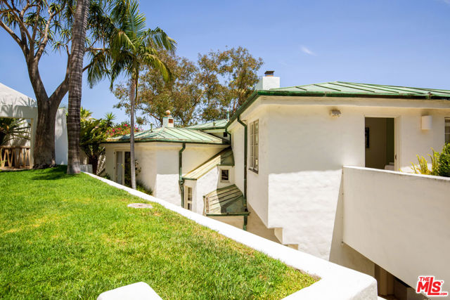 2249 Mountain Oak Drive, Los Angeles CA: https://media.crmls.org/mediaz/0c6c386b-adaa-450b-8a5c-9ac1de795cdd.jpg