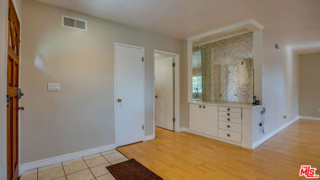 9631 CRYSTAL VIEW Drive, Tujunga CA: https://media.crmls.org/mediaz/0c6e5203-94dd-430c-b5d9-52c4946e7206.jpg