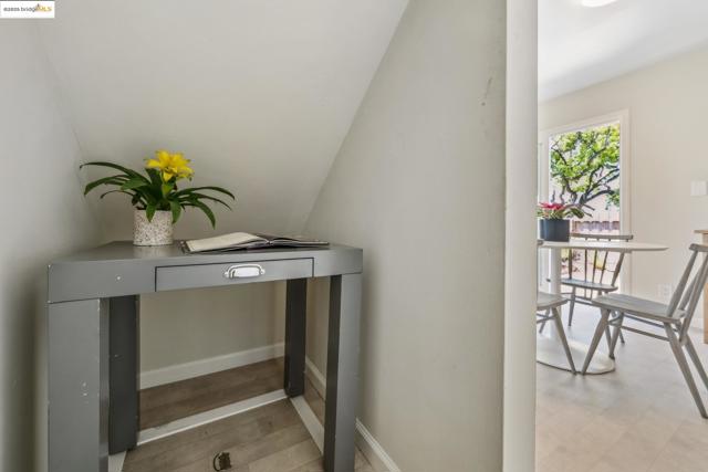 317 Pacific, Alameda CA: https://media.crmls.org/mediaz/0c6f1d64-4ce1-40bb-8e40-b277ec6dbc0a.jpg