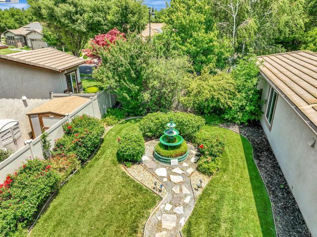 2453 Gardenstone Pl, Manteca CA: https://media.crmls.org/mediaz/0c6fdc50-a17f-4de4-8d41-5268dc90e154.jpg