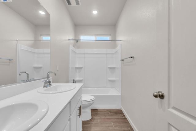 4171 Markovich Ct, Richmond CA: https://media.crmls.org/mediaz/0c717df2-4fee-4e90-b681-bbdd0fac43fe.jpg