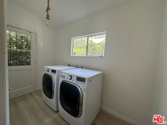 1555 San Ysidro Drive, Beverly Hills CA: https://media.crmls.org/mediaz/0c72981a-67c3-42d1-adb7-33329bbdbece.jpg