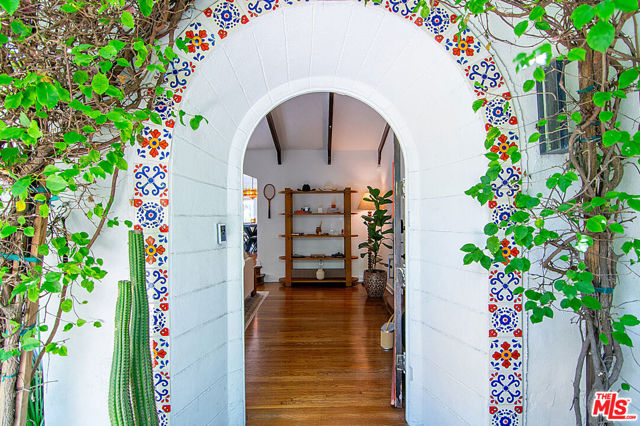 8260 Oakwood Avenue, Los Angeles CA: https://media.crmls.org/mediaz/0c738046-5cdb-4be1-bb3d-a269ade34dff.jpg