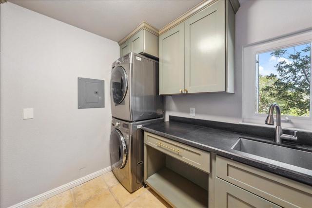 24805 Corte Poco, Salinas CA: https://media.crmls.org/mediaz/0c73dfd0-80bb-4a14-978a-65bfafc29641.jpg