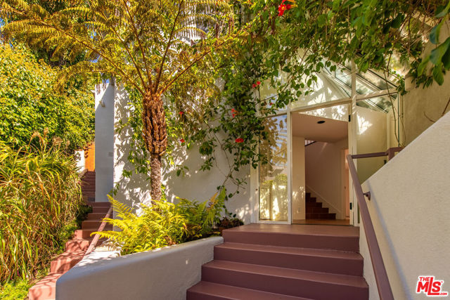 16449 Akron Street, Pacific Palisades CA: https://media.crmls.org/mediaz/0c740fcc-a7b5-469b-97fd-4d072dfdd891.jpg