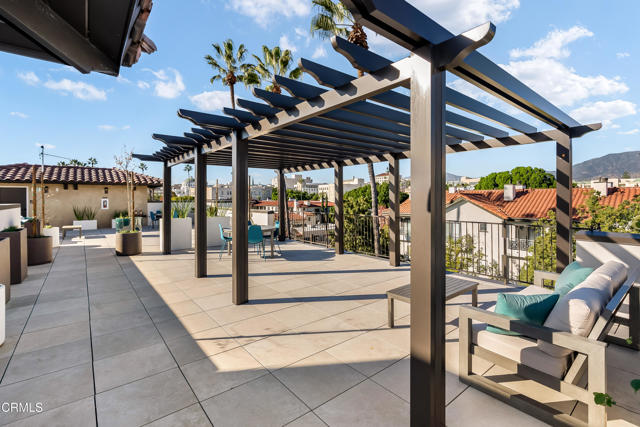 139 S Oak Knoll Avenue, Pasadena CA: https://media.crmls.org/mediaz/0c743781-d5e0-4bbd-8880-be7d97e124f1.jpg