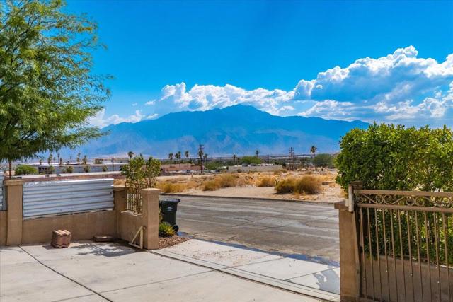 10748 Ocotillo Road, Desert Hot Springs CA: https://media.crmls.org/mediaz/0c743c55-7230-4d92-841a-6d0d9458e694.jpg