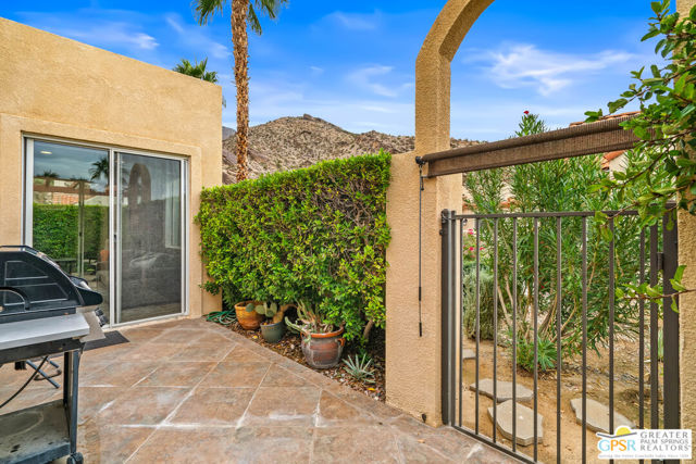 226 Canyon Circle, Palm Springs CA: https://media.crmls.org/mediaz/0c7502dd-23bb-4615-86f5-5960abe1c994.jpg