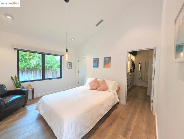 206 Donohoe ST, East Palo Alto CA: https://media.crmls.org/mediaz/0c7617c9-322e-48ee-98e7-426371b35943.jpg