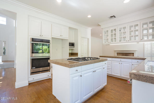 1034 Lambourne Place, Oak Park CA: https://media.crmls.org/mediaz/0c767094-5766-4915-9294-628dc7575c7e.jpg