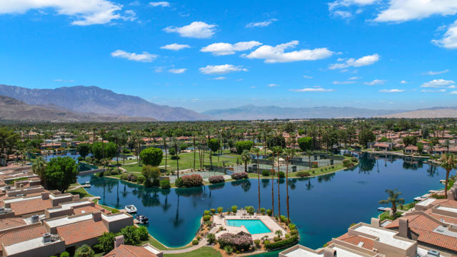 141 Lake Shore Drive, Rancho Mirage CA: https://media.crmls.org/mediaz/0c774f5b-1300-4c78-9476-4dae286f8b36.jpg