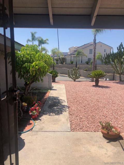 2552 Wind River Rd, El Cajon CA: https://media.crmls.org/mediaz/0c77d1b7-266e-4cad-b9a7-eb82118521d1.jpg