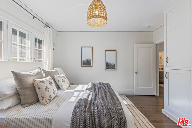 601 S Hudson Avenue, Pasadena CA: https://media.crmls.org/mediaz/0c78245a-66b9-48c7-8b4e-a95aca0c88c7.jpg