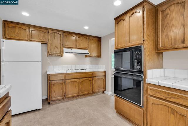 3060 San Miguel Ct, Concord CA: https://media.crmls.org/mediaz/0c78cdc1-84a5-4b05-a0ca-3690e84b038d.jpg