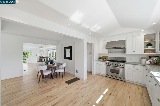 102 Hillcrest Dr, Orinda CA: https://media.crmls.org/mediaz/0c78f791-48ee-4f9a-b0db-94403c8fc7d2.jpg