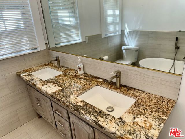 641 N Martel Avenue, Los Angeles CA: https://media.crmls.org/mediaz/0c794385-4509-4aaa-a223-ec1381397622.jpg