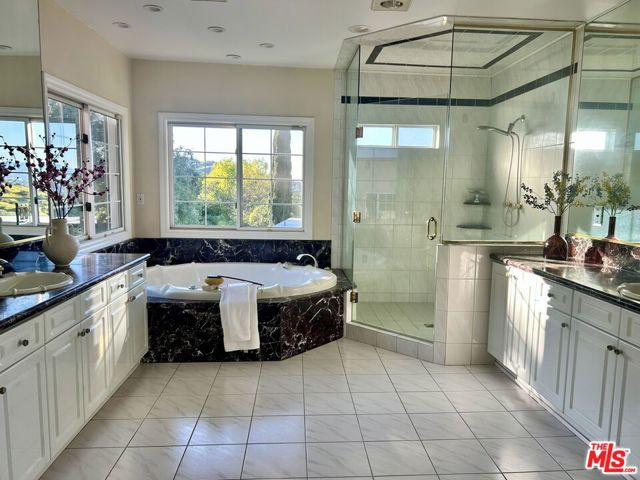 11502 Dona Teresa Drive, Studio City CA: https://media.crmls.org/mediaz/0c79e40d-fcda-4a1f-9cf0-0c28bd34443a.jpg
