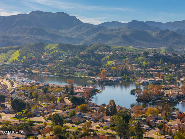 4524 Greengate Court, Westlake Village CA: https://media.crmls.org/mediaz/0c7a61d6-59ec-4b0a-8d20-39047a2b271f.jpg