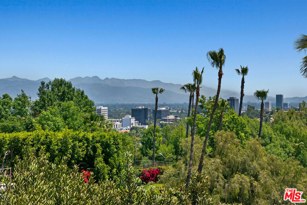 https://media.crmls.org/mediaz/0c7aea13-2a4d-47f8-9edb-adf6a8626ef8.jpg?preset=X-Large