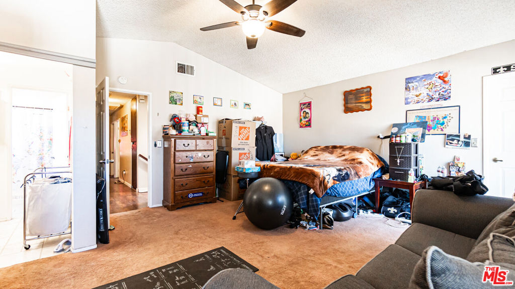 https://media.crmls.org/mediaz/0c7b2e94-bfca-4191-8593-698a53f051df.jpg?preset=X-Large
