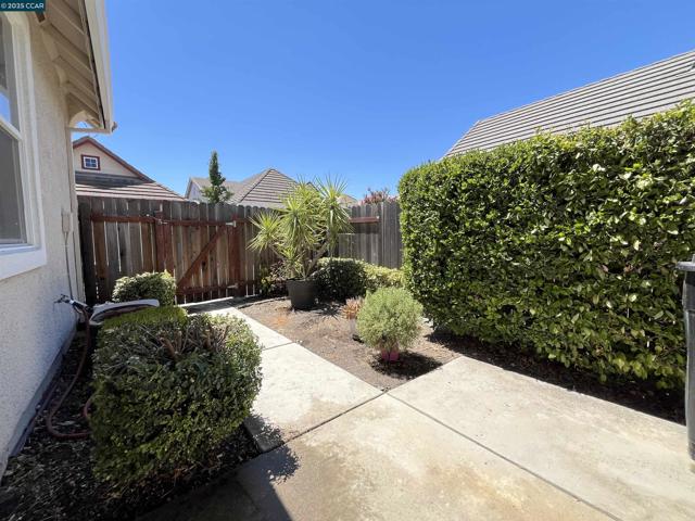 1870 Zurlo Way, Sacramento CA: https://media.crmls.org/mediaz/0c7b96f8-4474-46b8-b337-5b6a5f61c6df.jpg