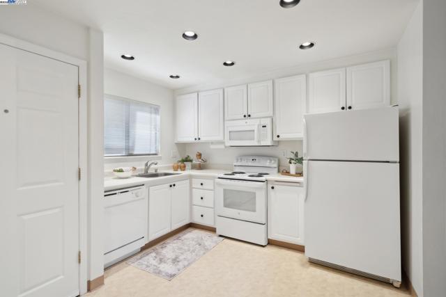 8985 Alcosta Blvd, San Ramon CA: https://media.crmls.org/mediaz/0c7bcc50-cd83-4b56-a770-564e34a92125.jpg