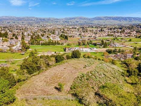 15311 Sycamore Drive, Morgan Hill CA: https://media.crmls.org/mediaz/0c7c6669-f53b-4a3e-bede-9ca1683107c7.jpg