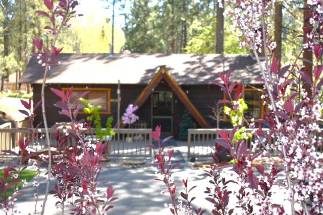 40123 Hillcrest Drive, Big Bear CA: https://media.crmls.org/mediaz/0c7cb987-417c-47d7-8eb8-15824a44e21a.jpg