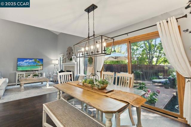 223 Via Pinada Ln, Martinez CA: https://media.crmls.org/mediaz/0c7dfd17-7ab6-4e83-83e3-832f1f0c139e.jpg