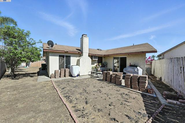 10293 Covina Pl, San Diego CA: https://media.crmls.org/mediaz/0c7e6f37-3ad4-4230-9000-ef0f32e8a2d9.jpg