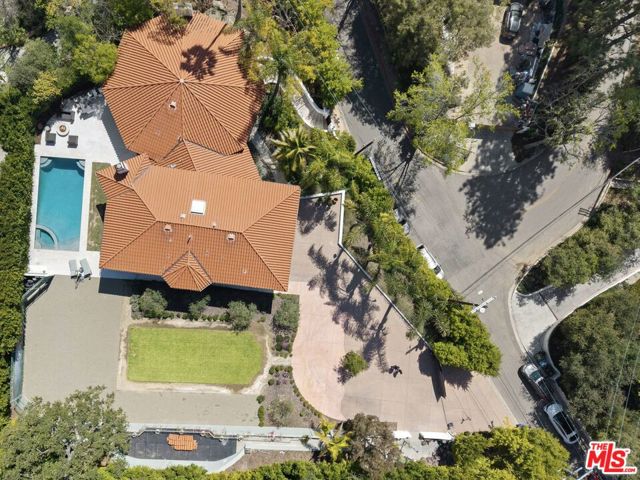 7651 Willow Glen Road, Los Angeles CA: https://media.crmls.org/mediaz/0c7e9a44-7739-49b1-9acc-9af6d7930fa2.jpg