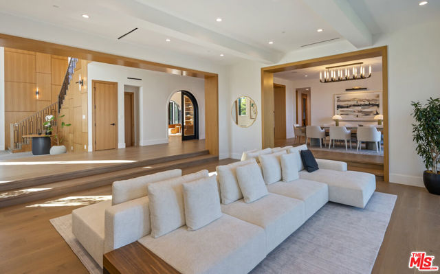7052 Dume Drive, Malibu CA: https://media.crmls.org/mediaz/0c7eea95-160e-4d08-b8fe-a8b263b8a774.jpg
