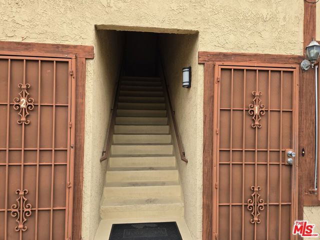 1233 Tamarind Avenue, Los Angeles CA: https://media.crmls.org/mediaz/0c7ef300-4234-4120-8eda-e51284ecbf0f.jpg