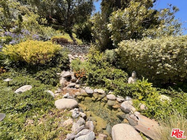 9420 Eden Drive, Beverly Hills CA: https://media.crmls.org/mediaz/0c7f65ee-5a87-48f6-ade4-914efe0383f1.jpg
